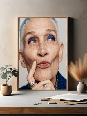 Элегантная женщина с ярким макияжем - 3