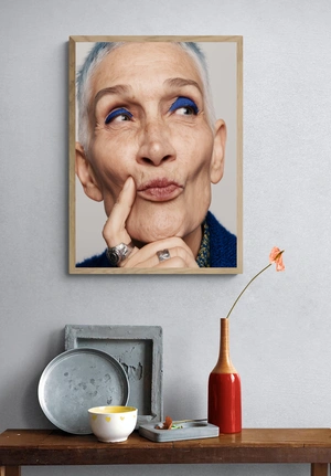 Элегантная женщина с ярким макияжем - 4