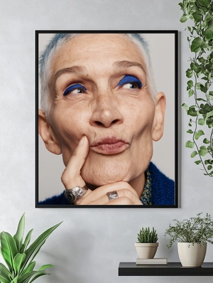 Элегантная женщина с ярким макияжем - 5