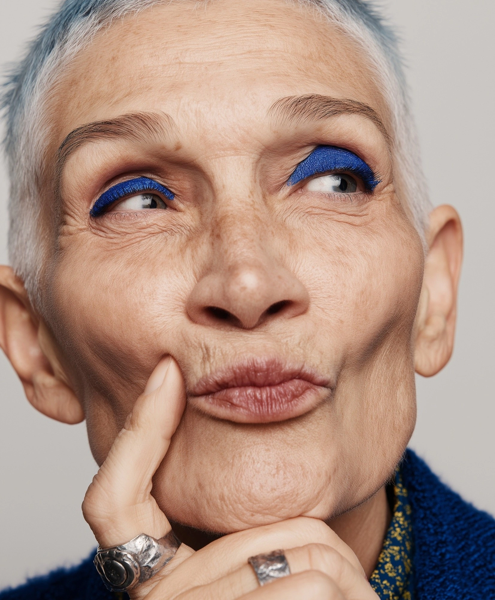 Элегантная женщина с ярким макияжем - 1