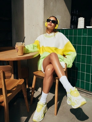 Яркий стильный образ в кафе - 1