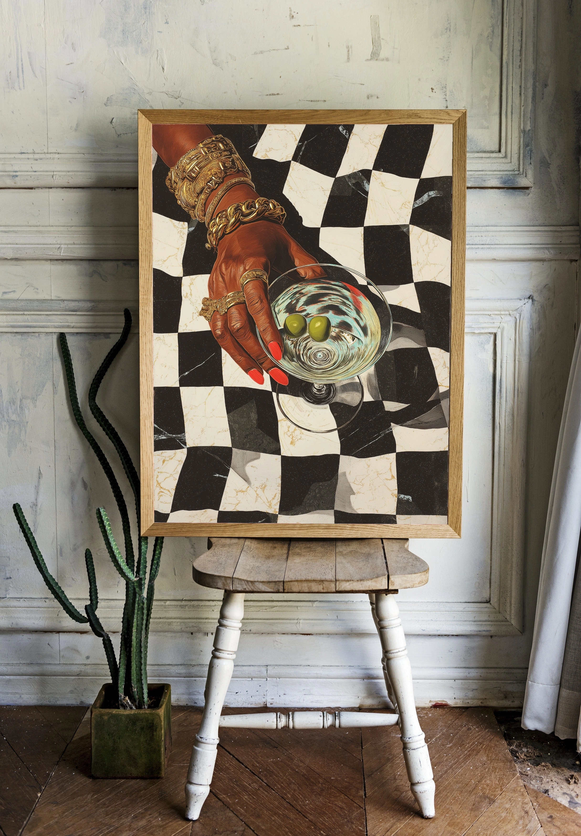 Элегантная рука с коктейлем на шахматном фоне - 2