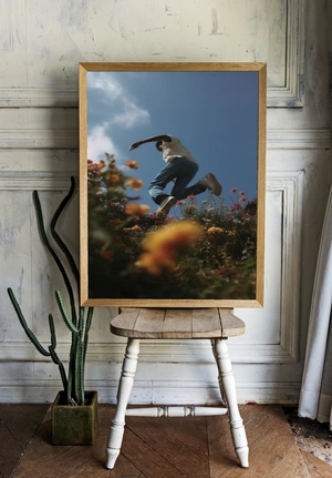 Парящий человек среди цветущих полей - 2