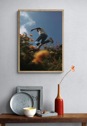 Парящий человек среди цветущих полей - 4