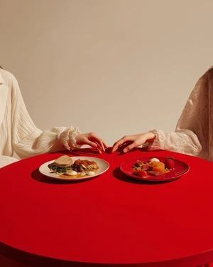 Элегантный завтрак на красном фоне - 1