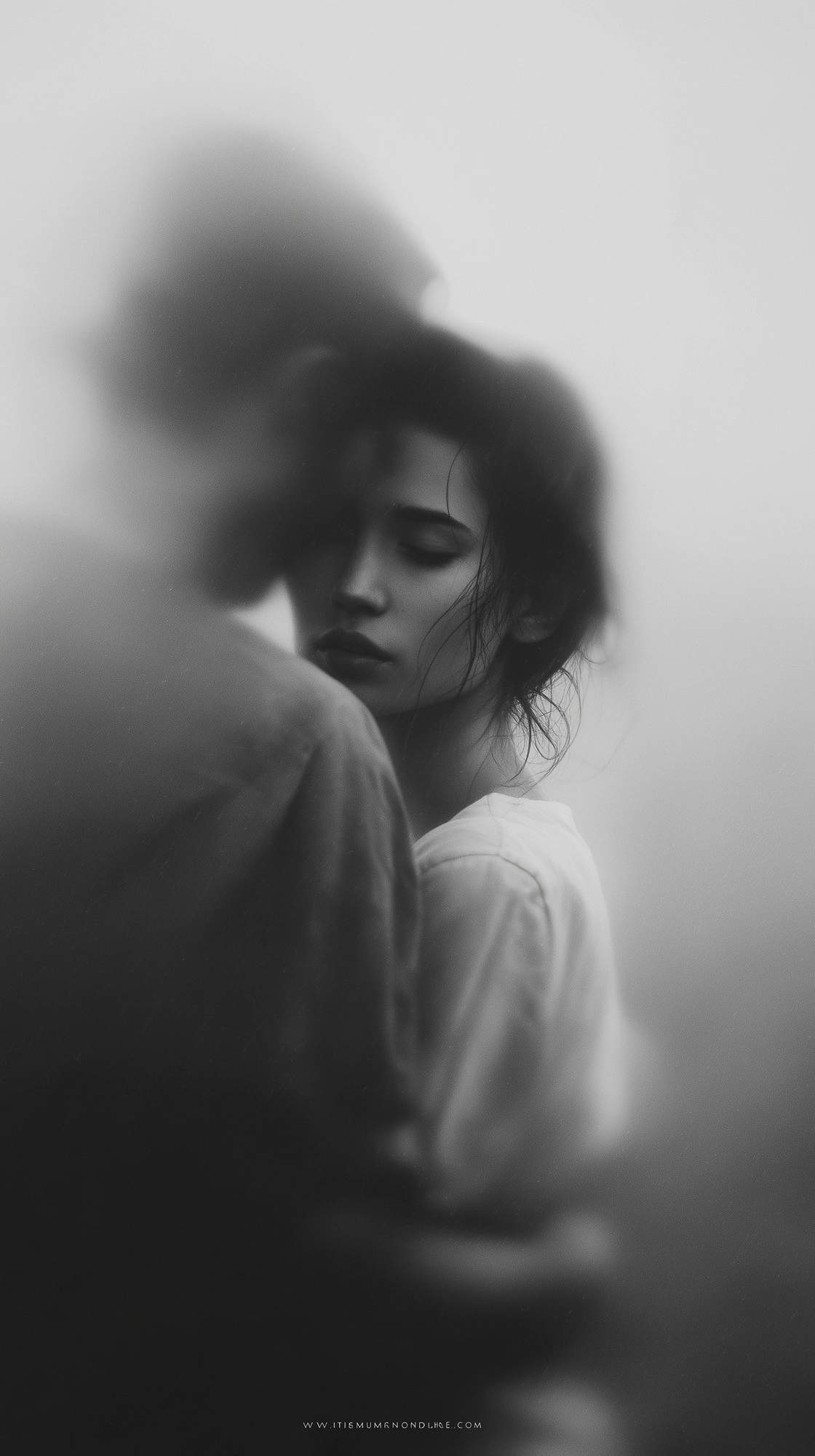 Эмоциональный черно-белый портрет пары - 1