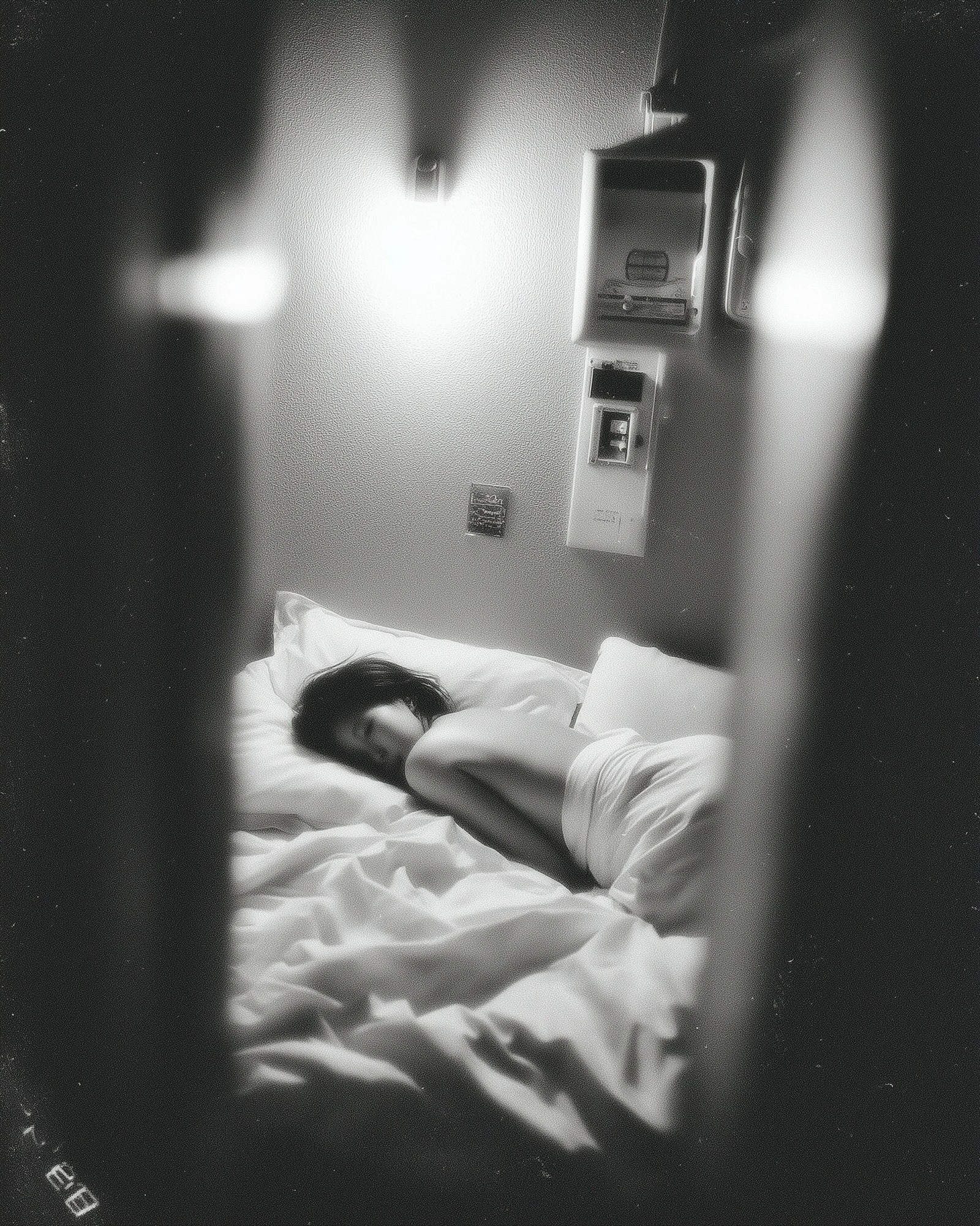 Сонная девушка в белом постели - 1