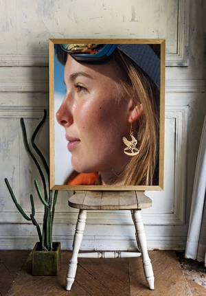 Элегантные золотые серьги с изображением птицы - 2